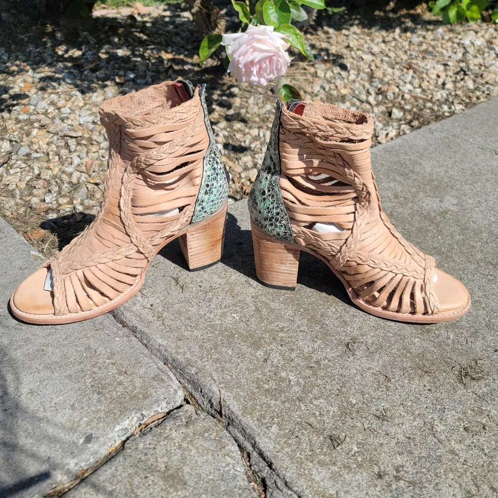 NWOT Freebird by Steven Bela Heel Booties Taupe Turquoise Snake Skin Size 9 - Picture 5 of 8